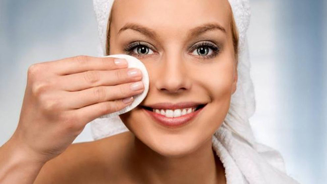 como cuidar la piel de la cara limpiandola todos los dias